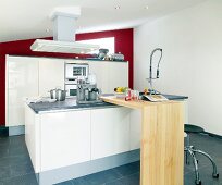 rot - weiße Küche in edlem Design Küchenblock