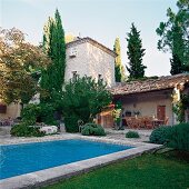 Swimming-Pool hinter Haus in der Provence, Frankreich