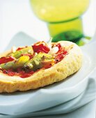 Lammfleisch-Pizza, mit Tomaten und Pinienkernen