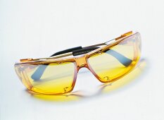Sonnenbrille, Gläser und Fassung gelb, Freisteller