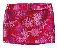 Freisteller: Pinker Minirock mit Blumenmuster und Gürtel