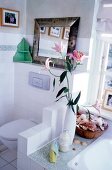 Badezimmer-Deko am Rand der Wanne Blumenvase, Muscheln in Schale