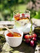 Safran-Jogurt mit Weintrauben im Glas