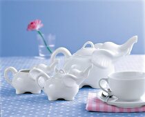 weiße Zucker-, Milch- und Teekanne in Elefantenform