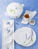 Weißes Kaffee- und Tafelgeschirr mit Blumen-Dekor, Teebecher, Schalen