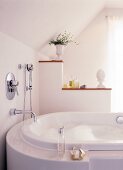 Badezimmer in Weiß: Schaumbad in der Badewanne mit breitem Rand