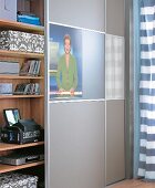 Schrank in Grau als Bildschirm, Fernsehprojektor hinter Tür