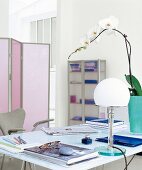 Schreibtisch im Arbeitsbereich in Weiß, Paravent rosa, Designerleuchte