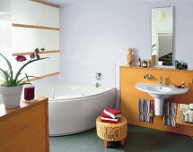 Badezimmer aus Keramik und Holz mit Whirlpool