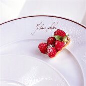 Petit Fours, Kleingebäck mit Erdbeeren.