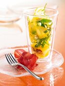 Zucchini-Rucola-Salat in einem Glas 
