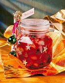 Glas mit Schalotten-Preiselbeer- Chutney, weihnachtlich verpackt.