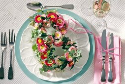 Table settings with flowers letters wreath made of daisies