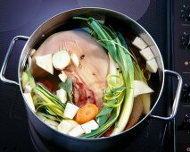 Step 1 zu Ochsenzunge + Rosinensoße: Zunge + Gemüse in Topf kochen