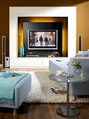 Fernsehzimmer Wohnwand mit Fernseher in weiß + schwarz