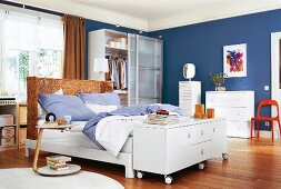 Schlafzimmer mit Doppelbett, Schrank Kommode, blaue Wandfarbe, Ikea