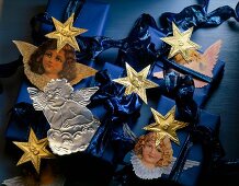 Geschenke dekoriert mit goldenen Sternen und Engeln.