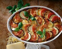 Gemüseauflauf: Zucchini, Tomaten und Hackfleisch, close-up.
