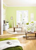 Wohnzimmer in Grün mit Couch und Couchtisch