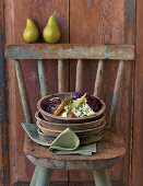 Birnen-Maronen-Risotto in einem Teller auf einem rustikalen Stuhl