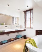 Badezimmer in Weiß und Braun, 2 Waschbecken, Jalousien am Fenster