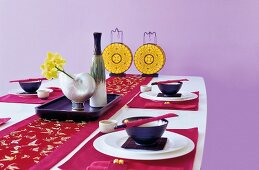 asiatisch gedeckter Tisch, Lampions, Muschelvase mit gelber Blume