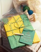 Geschenk verpackt in Gelb und Grün, Karte mit Tannenbaum, Weihnachten