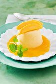 Buttermilchgelee mit Mango auf Teller, gelb