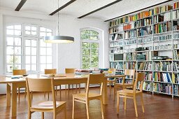Essplatz im Wohnraum in Weiß, Bücherregale, Sprossenfenster