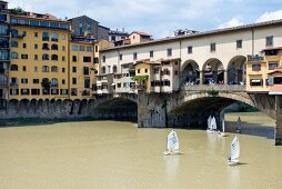 Ponte Vecchio in Florenz, Brücke über Arno, Sonne, Wolken