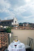 Hotel "Relais Santa Croce", Tisch auf Terrasse, Frau schenkt Tee ein