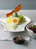 Eier in Kräutersenf mit Roter Bete und Kartoffelschnee, Bacon