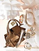 Handtasche, Sonnenbrille, Schuh, An- hänger, Fotoapparat, Gürtel, bronze