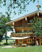 Modernisiertes Tiroler Bauernhaus, Terrasse mit Sonnensegel