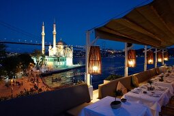 Mecidiye Moschee mit Uferpromenade, Nacht, beleuchtet, Bosporus