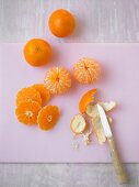 Schmandkuchen Step 4: Mandarinen schälen und in Scheiben schneiden