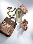 Handtasche, Abendtasche, Sandaletten , Sonnenbrille, Halskette