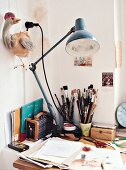 Schreibtisch, Pinsel, Skizzen, Lampe , Marionette