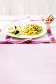 Spaghetti mit grüner Chili-Frischkäse-Sauce, Ei und Oliven