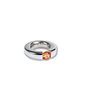 Freisteller: Ring aus Edelstahl, Kristall orange