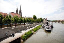 Regensburg: Stadansicht, Blick über die Donau aud Dom, Schiffsverkehr