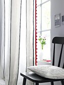 weißer Vorhang mit roter Ripsborte u Glasperlen