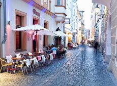 Regensburg: Obere Bachgasse am Abend, Bar, Cocktailbar, Pony