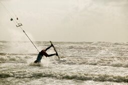 Kiten am Strand von St. Peter Ording, aufgewühltes Meer