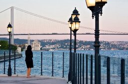 Istanbul: Stadtansicht, Blick über Bosporus, Sonnenuntergang, Frau