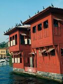 Istanbul: Holz-Sommervilla rot, Bos- porus, Ufer, blauer Himmel