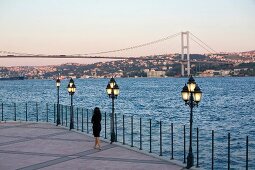 Istanbul: Stadtansicht, Blick über Bosporus, Sonnenuntergang, Frau