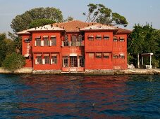 Istanbul: Holz-Sommervilla rot, Bos- porus, Ufer, blauer Himmel