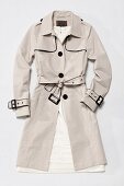 Trenchcoat mit dunklen Raspeln, cremefarbenes Etuikleid