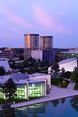 Blick über die Autostadt Wolfsburg auf die beleuchteten Autotürme